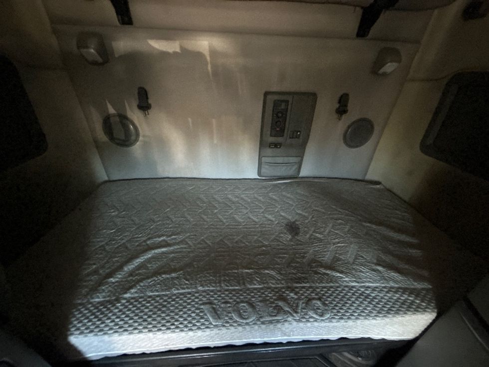 Sleeper Tractor-Heavy Duty Tractors-Volvo-2020-VNL64760-Mississauga-ON-995,569\n\t\tkm-$ 76,500 - Image 17