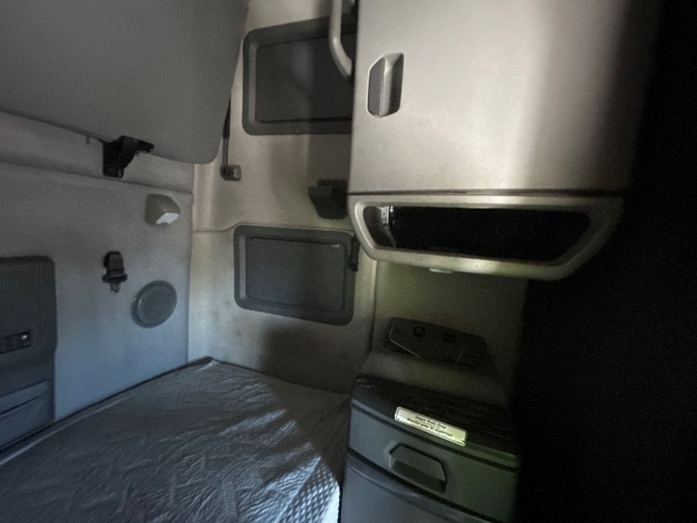 Sleeper Tractor-Heavy Duty Tractors-Volvo-2020-VNL64760-Mississauga-ON-995,569\n\t\tkm-$ 76,500 - Image 18