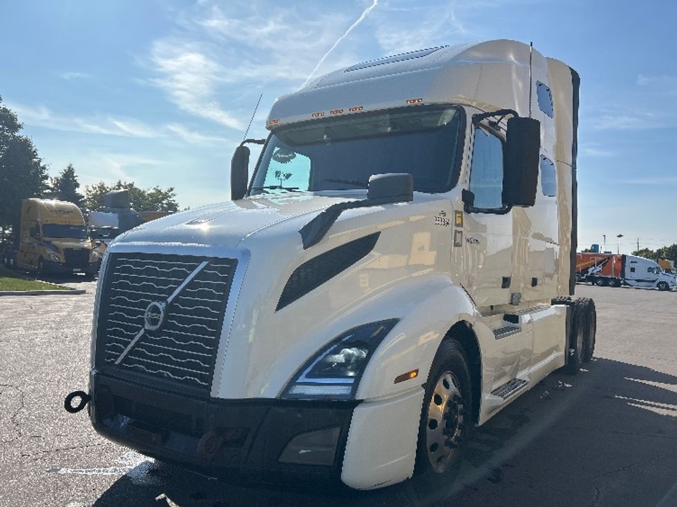 2020 Volvo Truck VNL photo 3