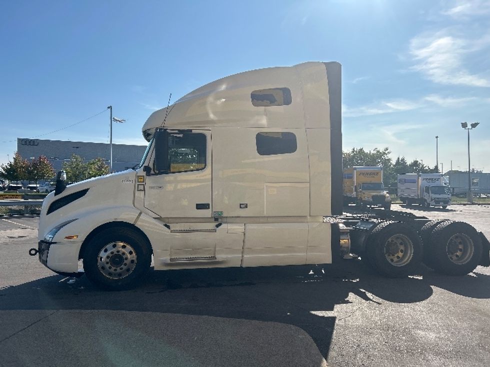 2020 Volvo Truck VNL photo 4