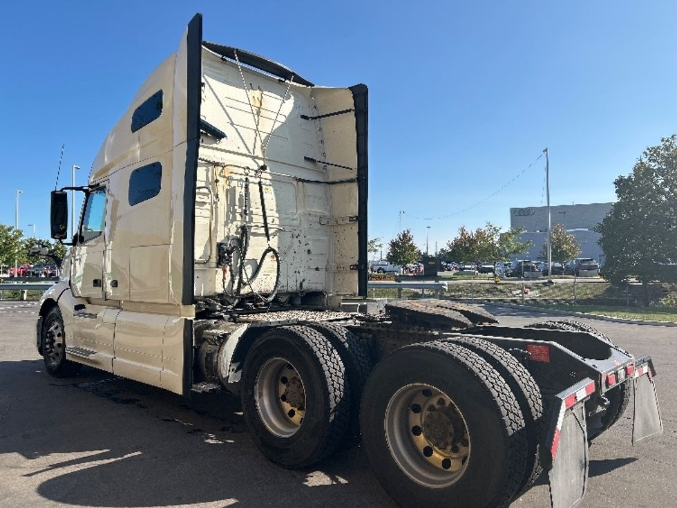 Sleeper Tractor-Heavy Duty Tractors-Volvo-2020-VNL64760-Mississauga-ON-995,569\n\t\tkm-$ 76,500 - Image 5