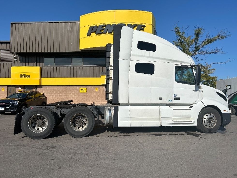 Sleeper Tractor-Heavy Duty Tractors-Volvo-2020-VNL64760-Mississauga-ON-995,569\n\t\tkm-$ 76,500 - Image 8