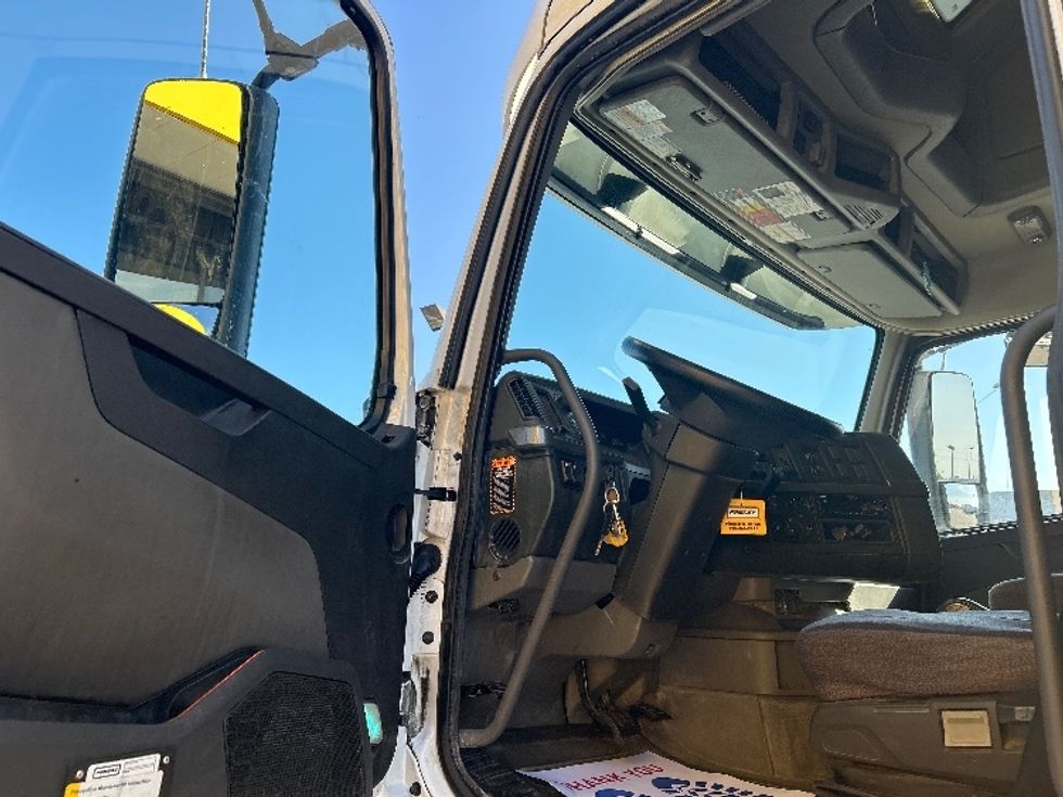 Sleeper Tractor-Heavy Duty Tractors-Volvo-2020-VNL64760-Mississauga-ON-995,569\n\t\tkm-$ 76,500 - Image 9