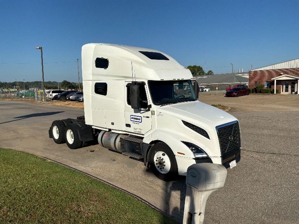 Sleeper Tractor-Heavy Duty Tractors-Volvo-2020-VNL64760-Montgomery-AL-206,590\n\t\tmiles-$ 91,250 - Image 1