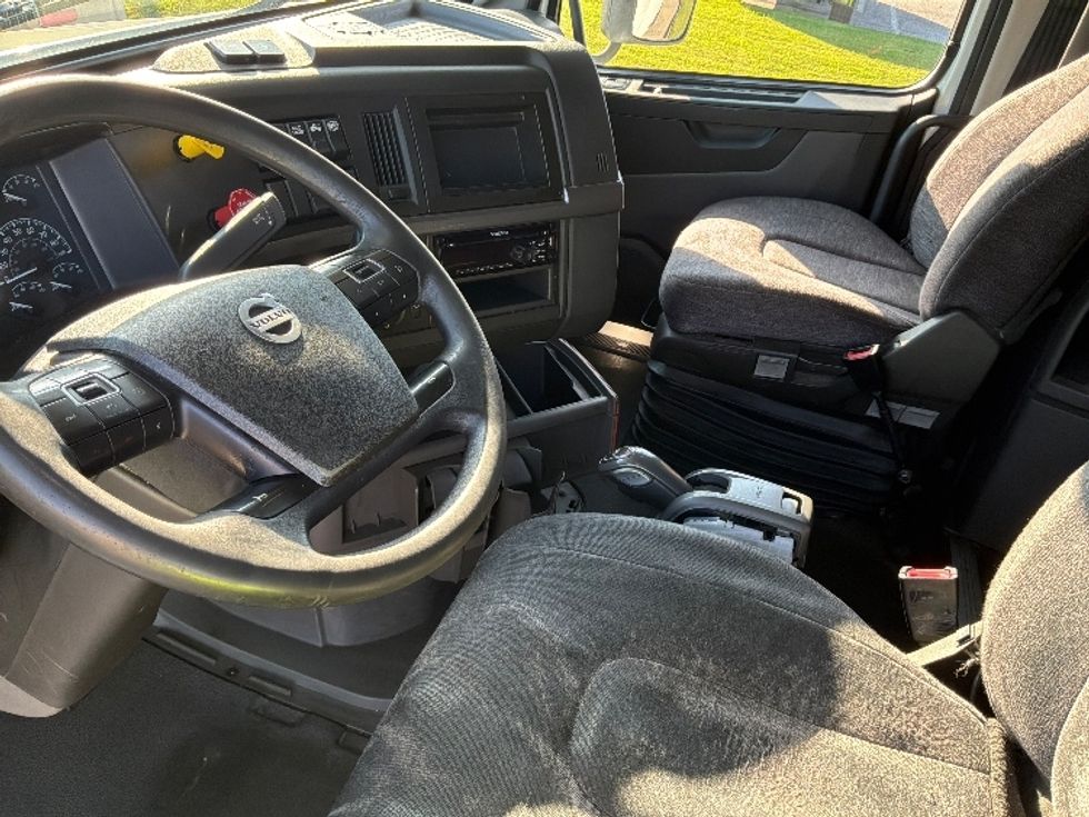 Sleeper Tractor-Heavy Duty Tractors-Volvo-2020-VNL64760-Montgomery-AL-206,590\n\t\tmiles-$ 91,250 - Image 10