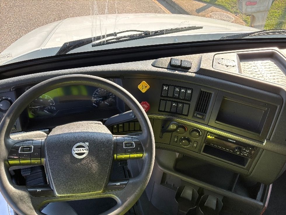 Sleeper Tractor-Heavy Duty Tractors-Volvo-2020-VNL64760-Montgomery-AL-206,590\n\t\tmiles-$ 91,250 - Image 11