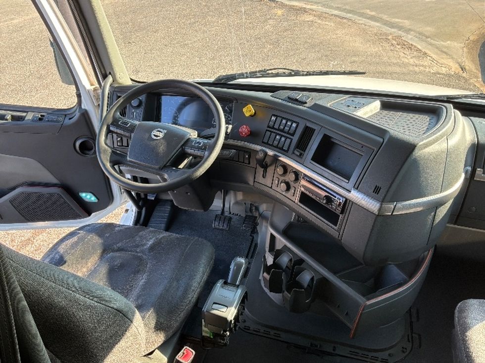 Sleeper Tractor-Heavy Duty Tractors-Volvo-2020-VNL64760-Montgomery-AL-206,590\n\t\tmiles-$ 91,250 - Image 12