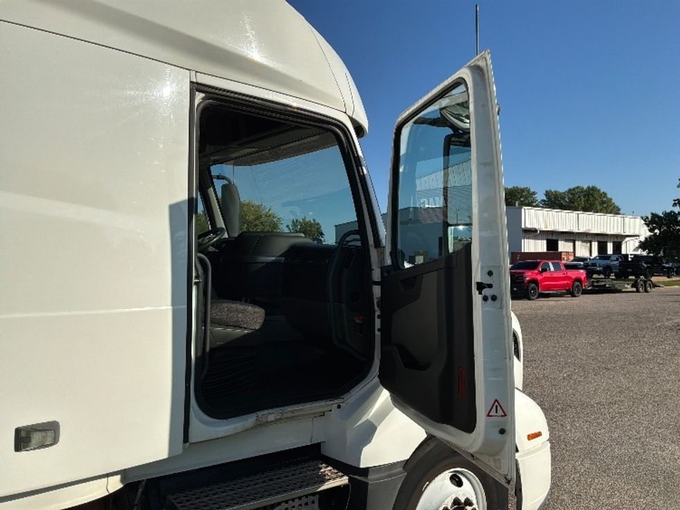 Sleeper Tractor-Heavy Duty Tractors-Volvo-2020-VNL64760-Montgomery-AL-206,590\n\t\tmiles-$ 91,250 - Image 13