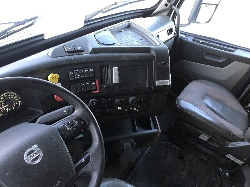 Sleeper Tractor-Heavy Duty Tractors-Volvo-2020-VNL64760-Morristown-TN-707,536\n\t\tmiles-$ 49,750 - Image 11
