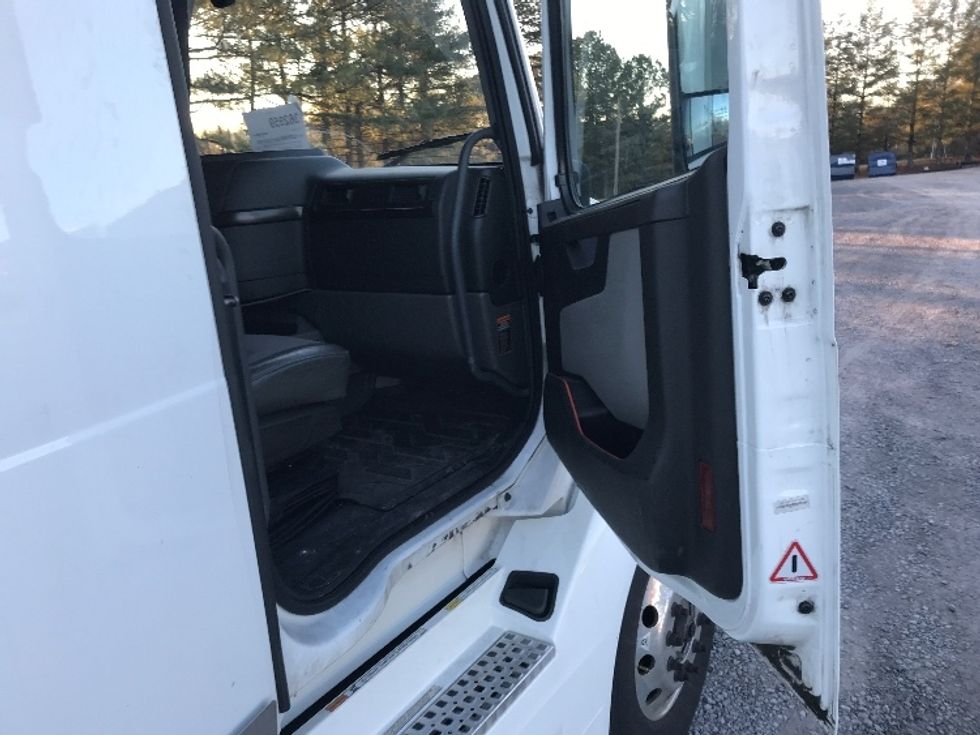 Sleeper Tractor-Heavy Duty Tractors-Volvo-2020-VNL64760-Morristown-TN-707,536\n\t\tmiles-$ 49,750 - Image 12