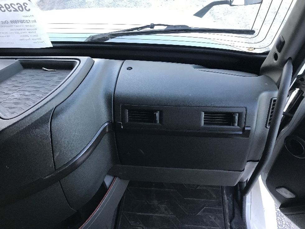 Sleeper Tractor-Heavy Duty Tractors-Volvo-2020-VNL64760-Morristown-TN-707,536\n\t\tmiles-$ 49,750 - Image 13