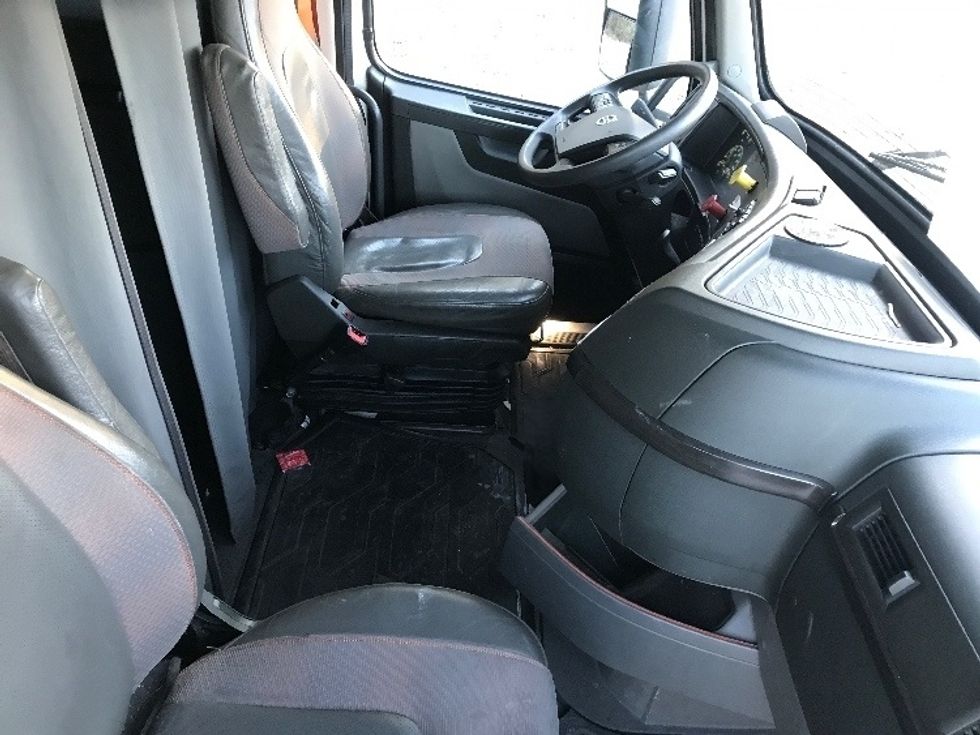 Sleeper Tractor-Heavy Duty Tractors-Volvo-2020-VNL64760-Morristown-TN-707,536\n\t\tmiles-$ 49,750 - Image 14