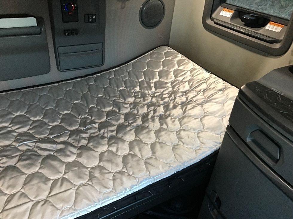 Sleeper Tractor-Heavy Duty Tractors-Volvo-2020-VNL64760-Morristown-TN-707,536\n\t\tmiles-$ 49,750 - Image 16