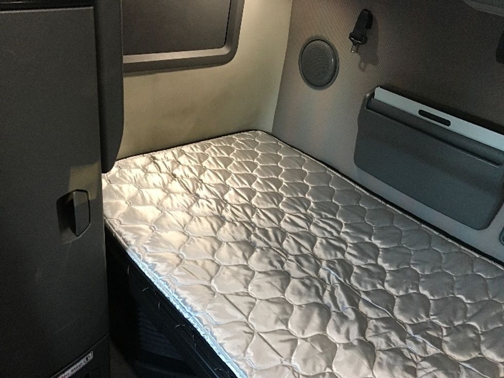 Sleeper Tractor-Heavy Duty Tractors-Volvo-2020-VNL64760-Morristown-TN-707,536\n\t\tmiles-$ 49,750 - Image 17