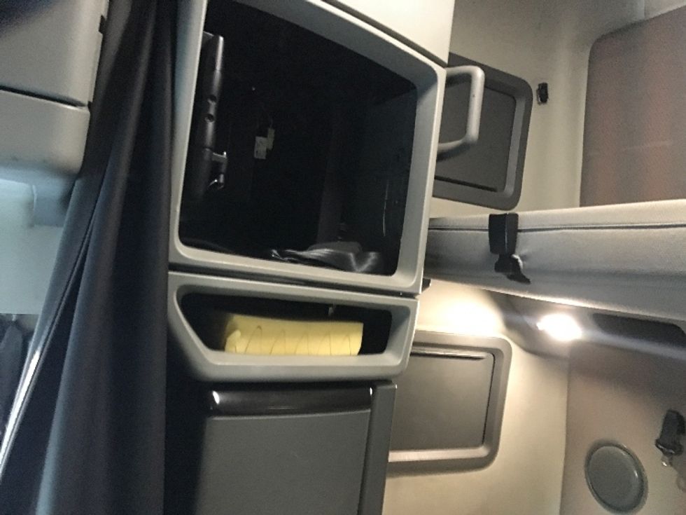 Sleeper Tractor-Heavy Duty Tractors-Volvo-2020-VNL64760-Morristown-TN-707,536\n\t\tmiles-$ 49,750 - Image 18