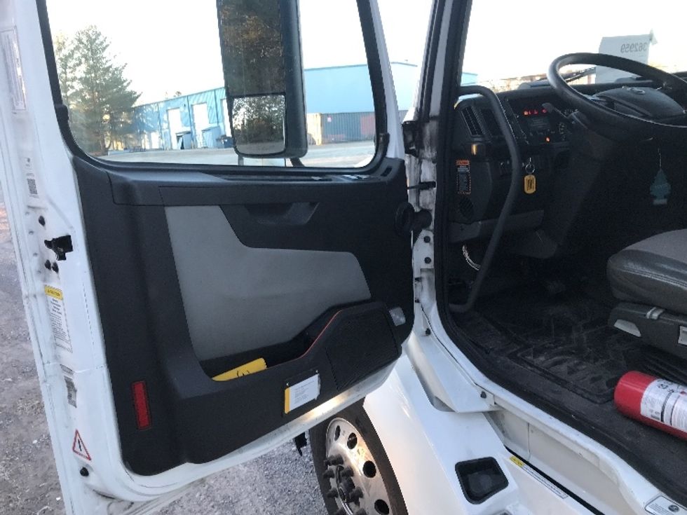 Sleeper Tractor-Heavy Duty Tractors-Volvo-2020-VNL64760-Morristown-TN-707,536\n\t\tmiles-$ 49,750 - Image 9