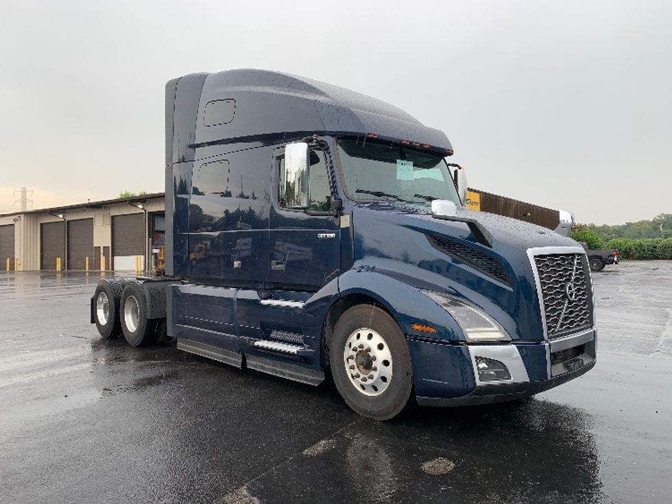 Sleeper Tractor-Heavy Duty Tractors-Volvo-2020-VNL64760-Nashville (Mount Juliet)-TN-622,401\n\t\tmiles-$ 62,250 - Image 1