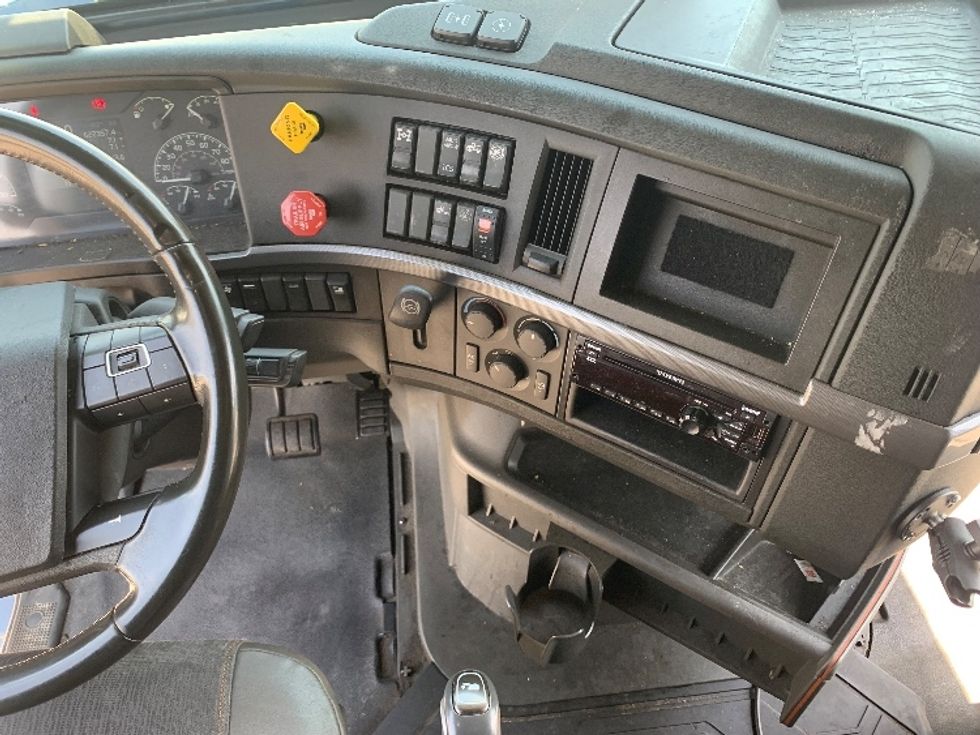Sleeper Tractor-Heavy Duty Tractors-Volvo-2020-VNL64760-Nashville (Mount Juliet)-TN-622,401\n\t\tmiles-$ 62,250 - Image 11
