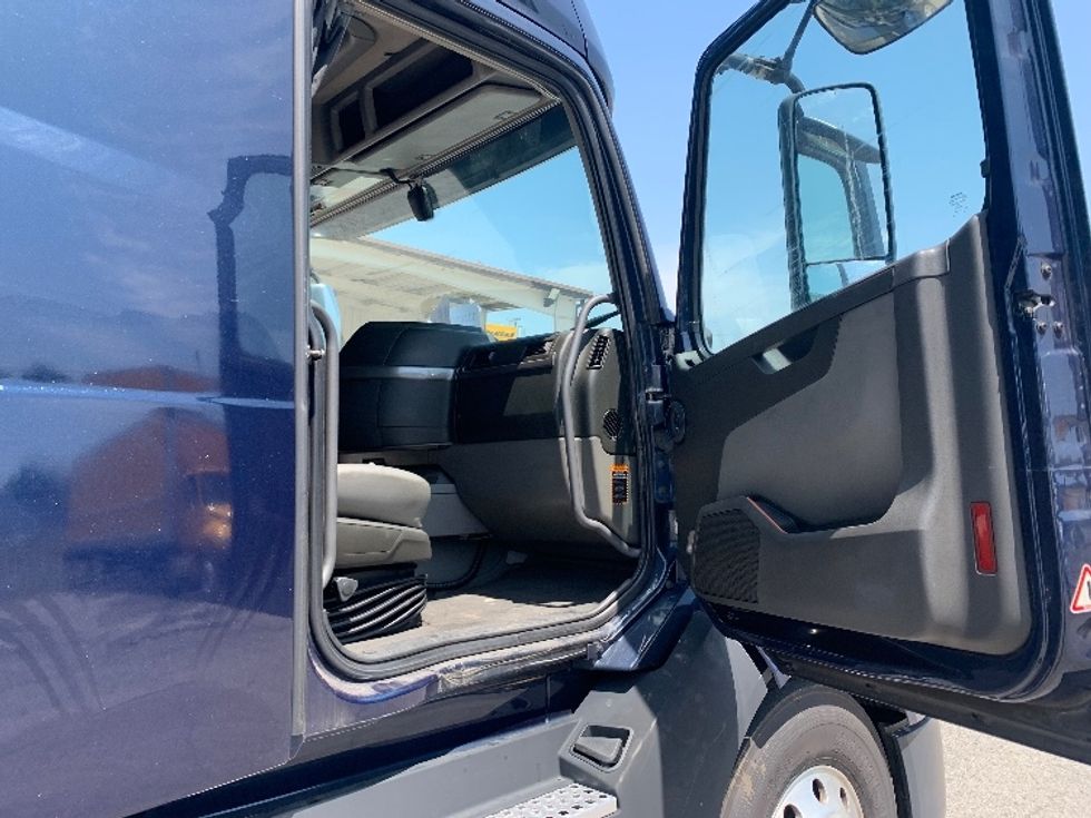 Sleeper Tractor-Heavy Duty Tractors-Volvo-2020-VNL64760-Nashville (Mount Juliet)-TN-622,401\n\t\tmiles-$ 62,250 - Image 12