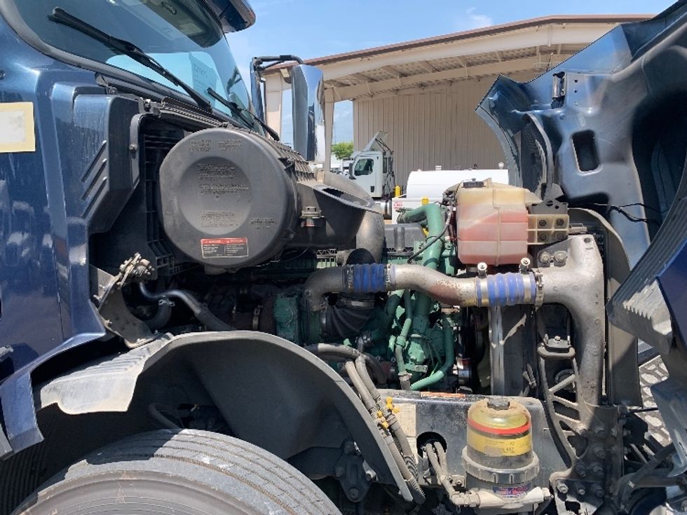 Sleeper Tractor-Heavy Duty Tractors-Volvo-2020-VNL64760-Nashville (Mount Juliet)-TN-622,401\n\t\tmiles-$ 62,250 - Image 17