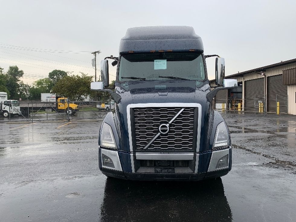 Sleeper Tractor-Heavy Duty Tractors-Volvo-2020-VNL64760-Nashville (Mount Juliet)-TN-622,401\n\t\tmiles-$ 62,250 - Image 2