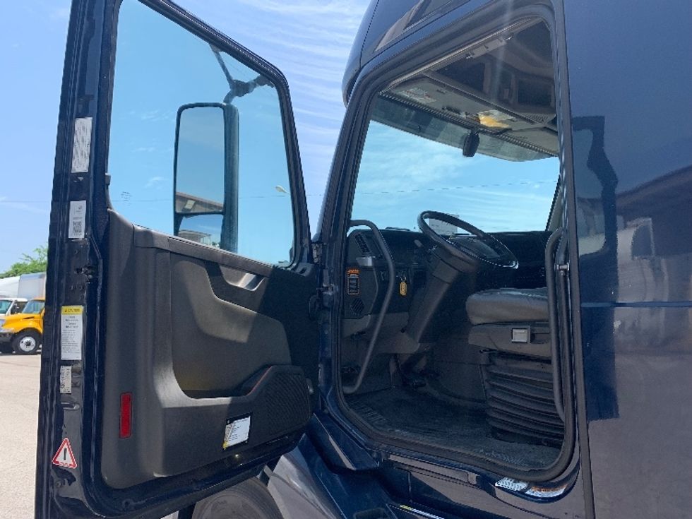 Sleeper Tractor-Heavy Duty Tractors-Volvo-2020-VNL64760-Nashville (Mount Juliet)-TN-622,401\n\t\tmiles-$ 62,250 - Image 9