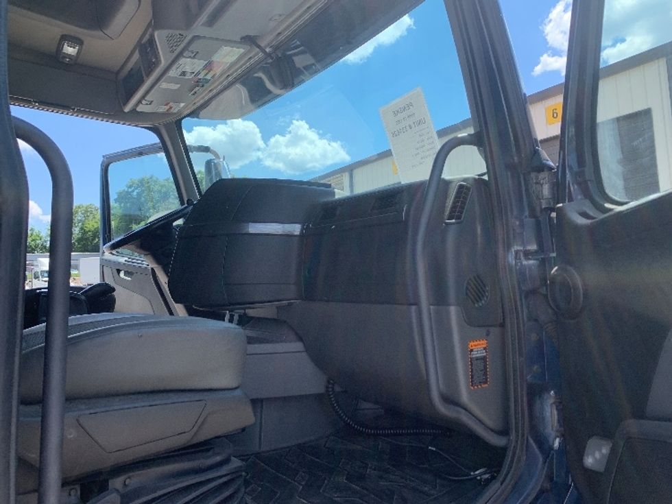 Sleeper Tractor-Heavy Duty Tractors-Volvo-2020-VNL64760-Nashville (Mount Juliet)-TN-641,421\n\t\tmiles-$ 58,000 - Image 13