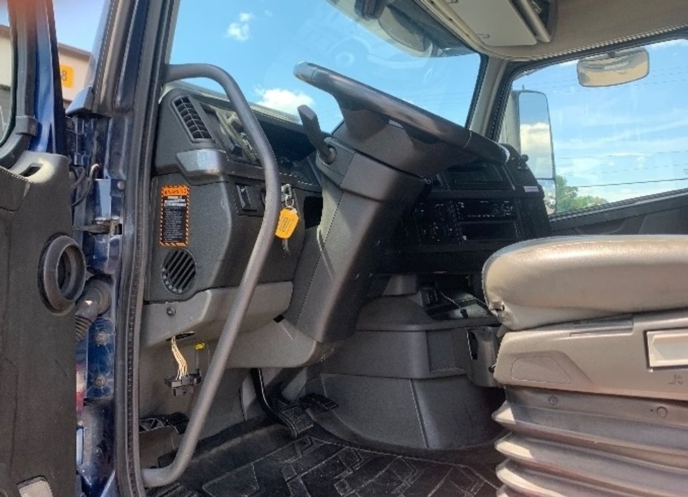 Sleeper Tractor-Heavy Duty Tractors-Volvo-2020-VNL64760-Nashville (Mount Juliet)-TN-641,421\n\t\tmiles-$ 58,000 - Image 9