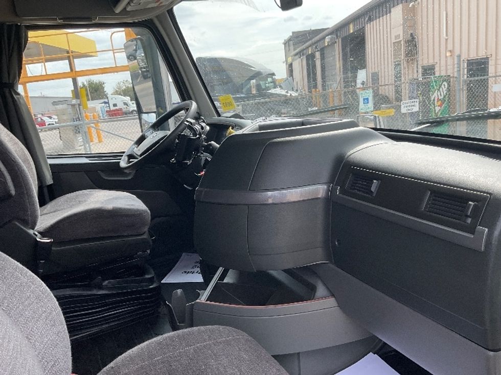 Sleeper Tractor-Heavy Duty Tractors-Volvo-2020-VNL64760-Oklahoma City-OK-494,229\n\t\tmiles-$ 71,500 - Image 15