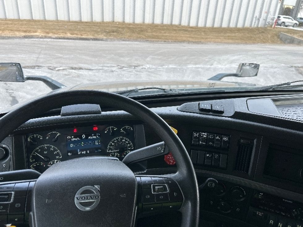 Sleeper Tractor-Heavy Duty Tractors-Volvo-2020-VNL64760-Omaha-NE-493,122\n\t\tmiles-$ 63,500 - Image 11