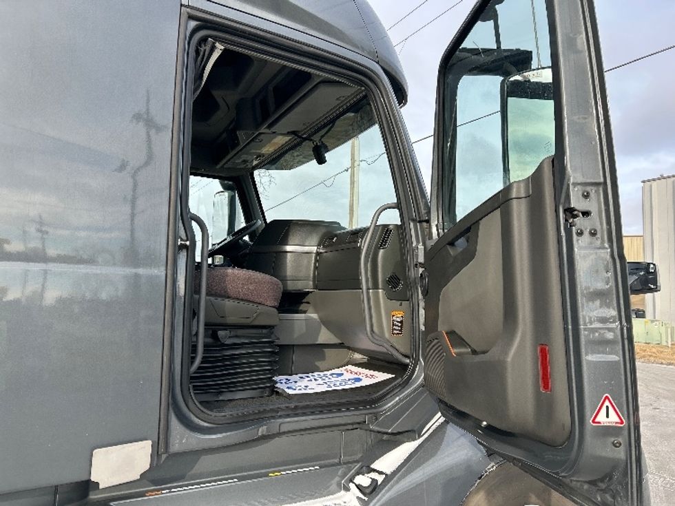 Sleeper Tractor-Heavy Duty Tractors-Volvo-2020-VNL64760-Omaha-NE-493,122\n\t\tmiles-$ 63,500 - Image 13