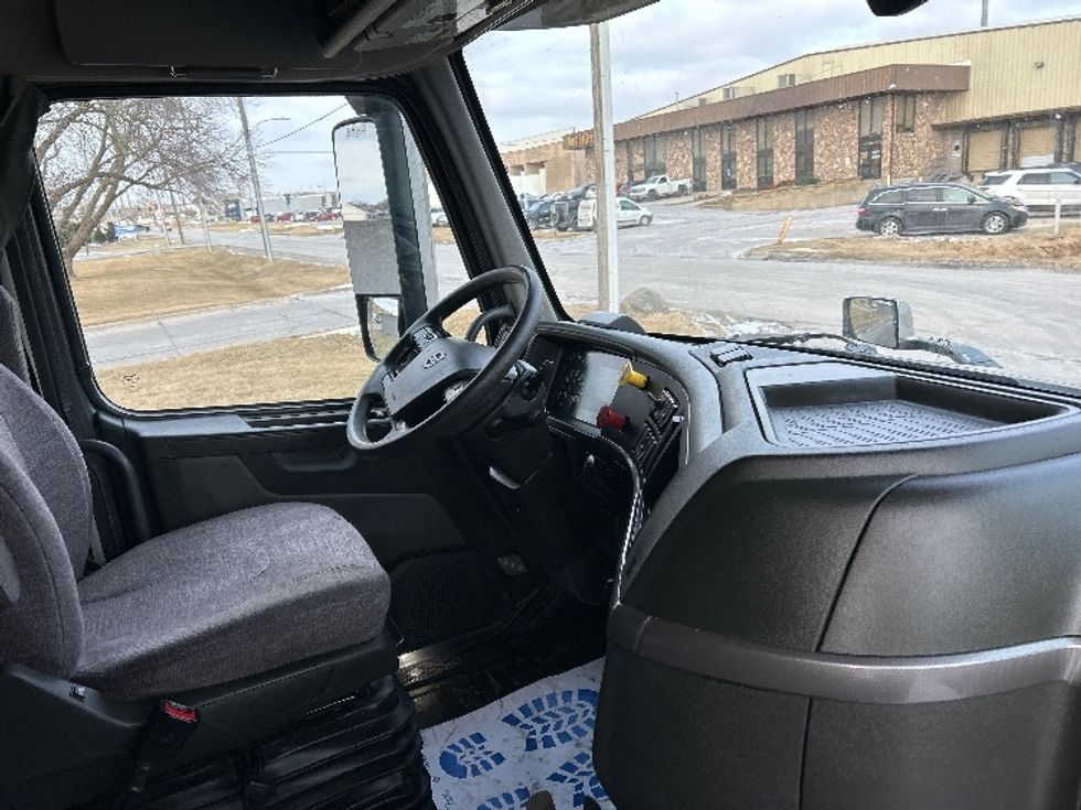 Sleeper Tractor-Heavy Duty Tractors-Volvo-2020-VNL64760-Omaha-NE-493,122\n\t\tmiles-$ 63,500 - Image 15