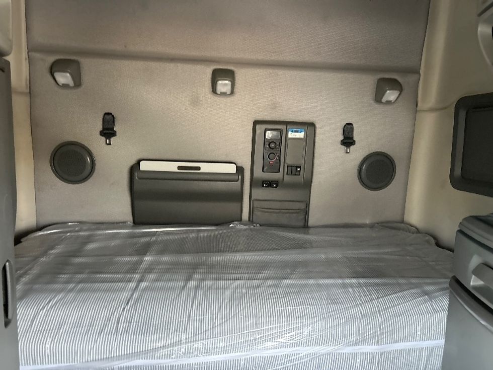 Sleeper Tractor-Heavy Duty Tractors-Volvo-2020-VNL64760-Omaha-NE-493,122\n\t\tmiles-$ 63,500 - Image 16