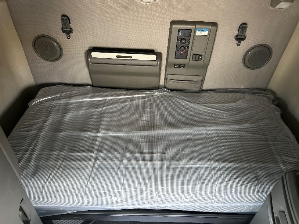 Sleeper Tractor-Heavy Duty Tractors-Volvo-2020-VNL64760-Omaha-NE-493,122\n\t\tmiles-$ 63,500 - Image 17