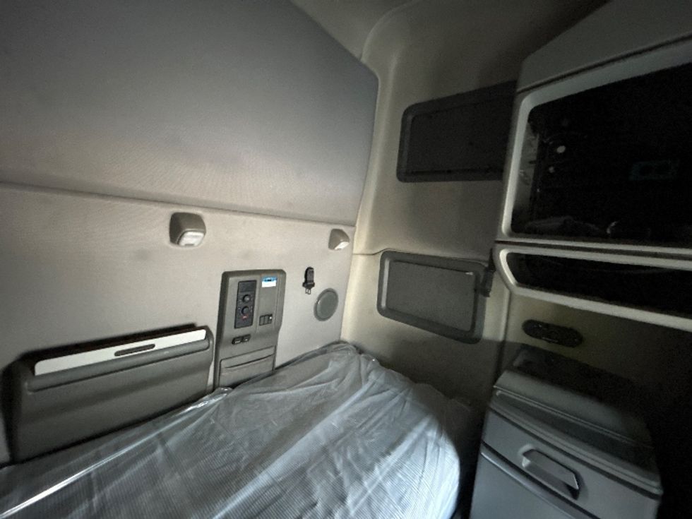 Sleeper Tractor-Heavy Duty Tractors-Volvo-2020-VNL64760-Omaha-NE-493,122\n\t\tmiles-$ 63,500 - Image 18