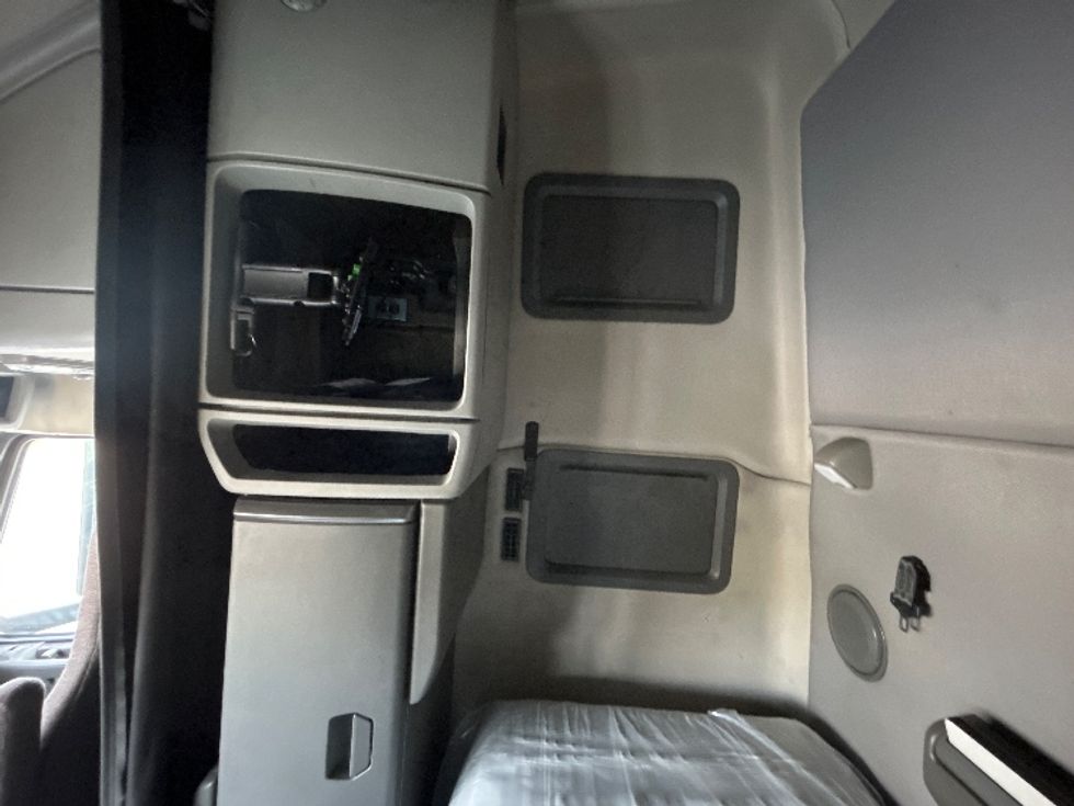 Sleeper Tractor-Heavy Duty Tractors-Volvo-2020-VNL64760-Omaha-NE-493,122\n\t\tmiles-$ 63,500 - Image 19