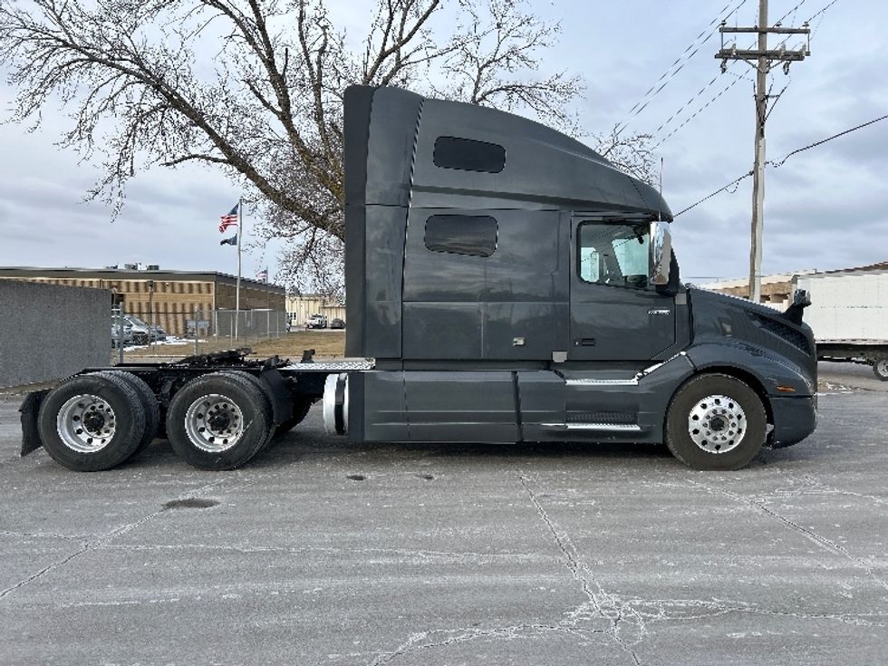 Sleeper Tractor-Heavy Duty Tractors-Volvo-2020-VNL64760-Omaha-NE-493,122\n\t\tmiles-$ 63,500 - Image 8