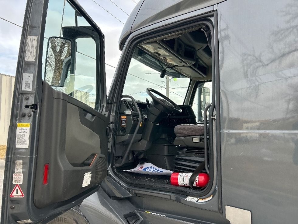 Sleeper Tractor-Heavy Duty Tractors-Volvo-2020-VNL64760-Omaha-NE-493,122\n\t\tmiles-$ 63,500 - Image 9