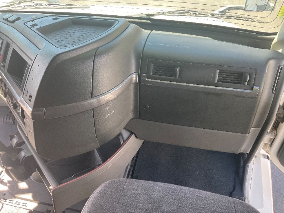 Sleeper Tractor-Heavy Duty Tractors-Volvo-2020-VNL64760-Ontario-CA-652,222\n\t\tmiles-$ 60,500 - Image 14