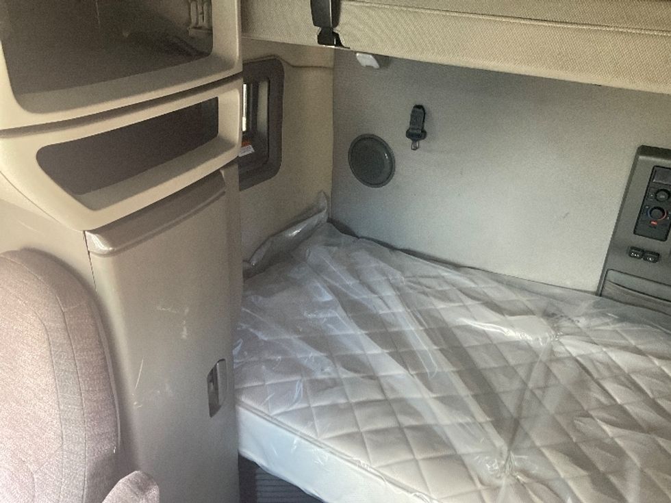 Sleeper Tractor-Heavy Duty Tractors-Volvo-2020-VNL64760-Ontario-CA-652,222\n\t\tmiles-$ 60,500 - Image 16