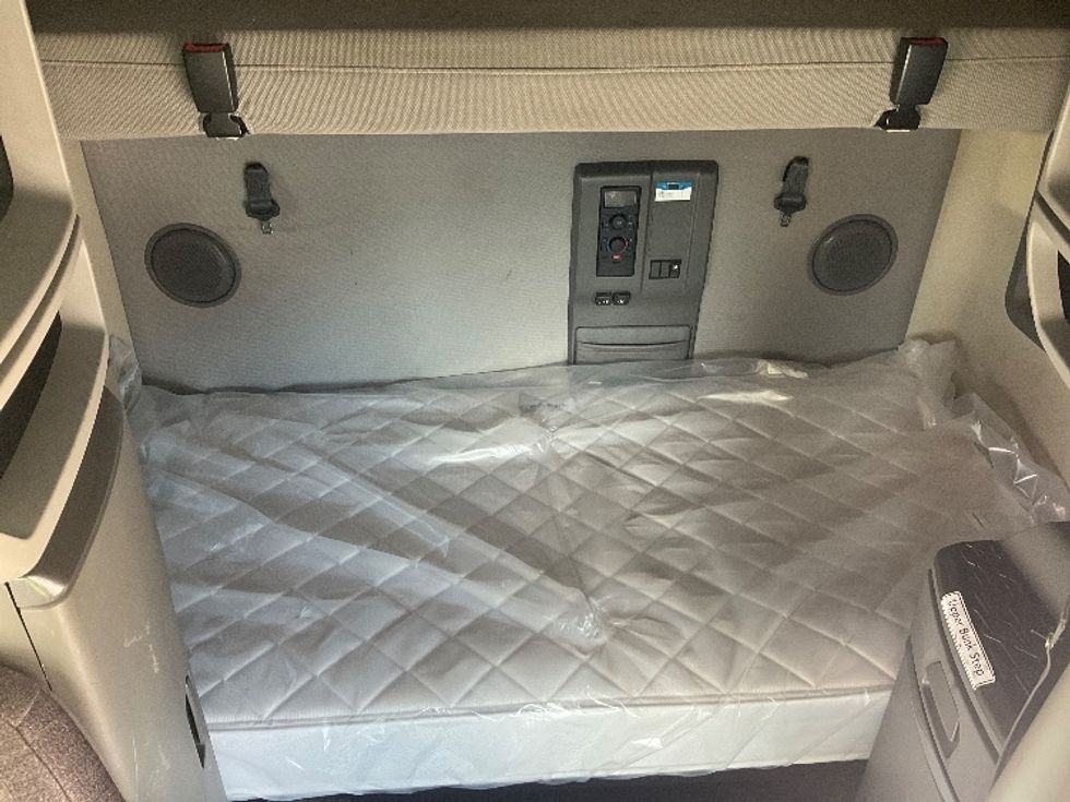 Sleeper Tractor-Heavy Duty Tractors-Volvo-2020-VNL64760-Ontario-CA-652,222\n\t\tmiles-$ 60,500 - Image 17