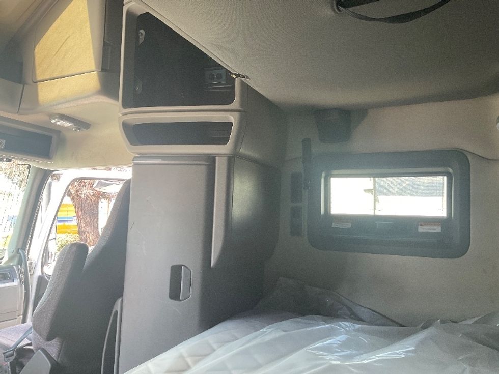 Sleeper Tractor-Heavy Duty Tractors-Volvo-2020-VNL64760-Ontario-CA-652,222\n\t\tmiles-$ 60,500 - Image 19