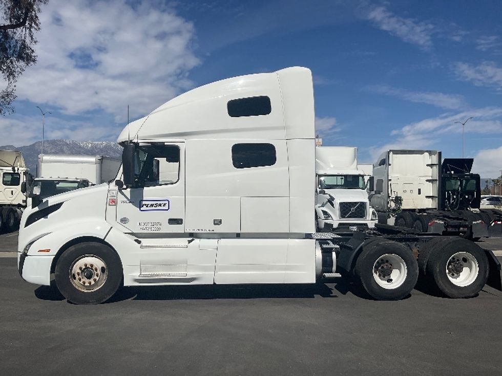 Sleeper Tractor-Heavy Duty Tractors-Volvo-2020-VNL64760-Ontario-CA-652,222\n\t\tmiles-$ 60,500 - Image 4