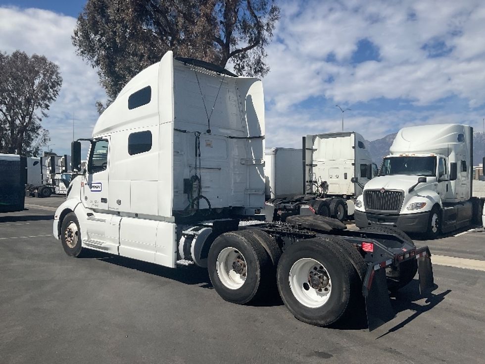 Sleeper Tractor-Heavy Duty Tractors-Volvo-2020-VNL64760-Ontario-CA-652,222\n\t\tmiles-$ 60,500 - Image 5