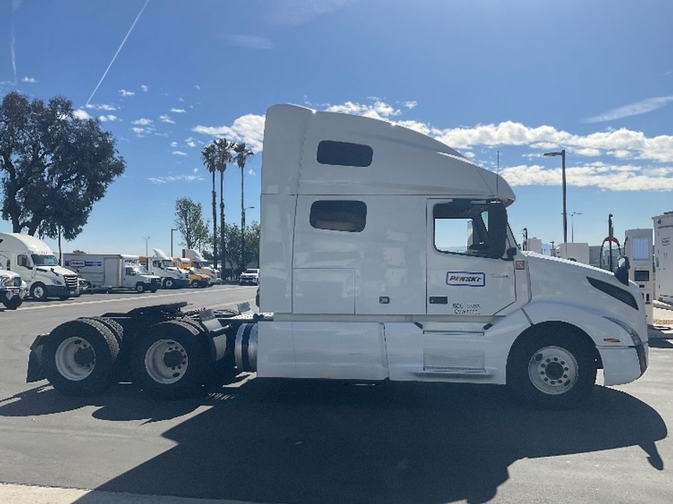 Sleeper Tractor-Heavy Duty Tractors-Volvo-2020-VNL64760-Ontario-CA-652,222\n\t\tmiles-$ 60,500 - Image 8