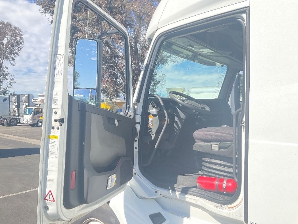 Sleeper Tractor-Heavy Duty Tractors-Volvo-2020-VNL64760-Ontario-CA-652,222\n\t\tmiles-$ 60,500 - Image 9