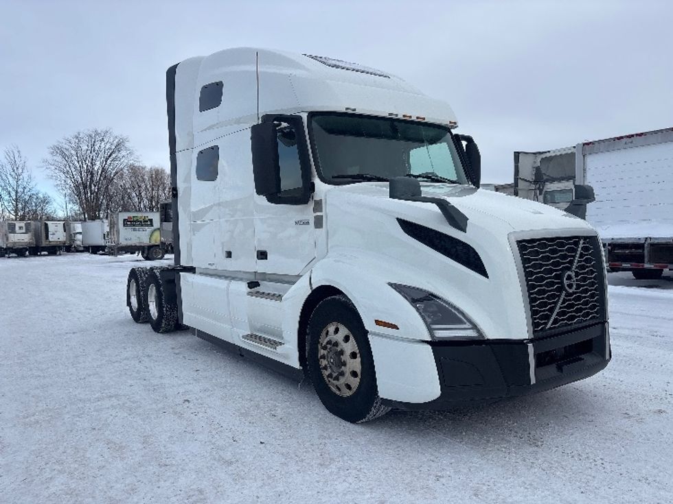 Sleeper Tractor-Heavy Duty Tractors-Volvo-2020-VNL64760-Ottawa-ON-700,779\n\t\tkm-$ 87,500 - Image 1