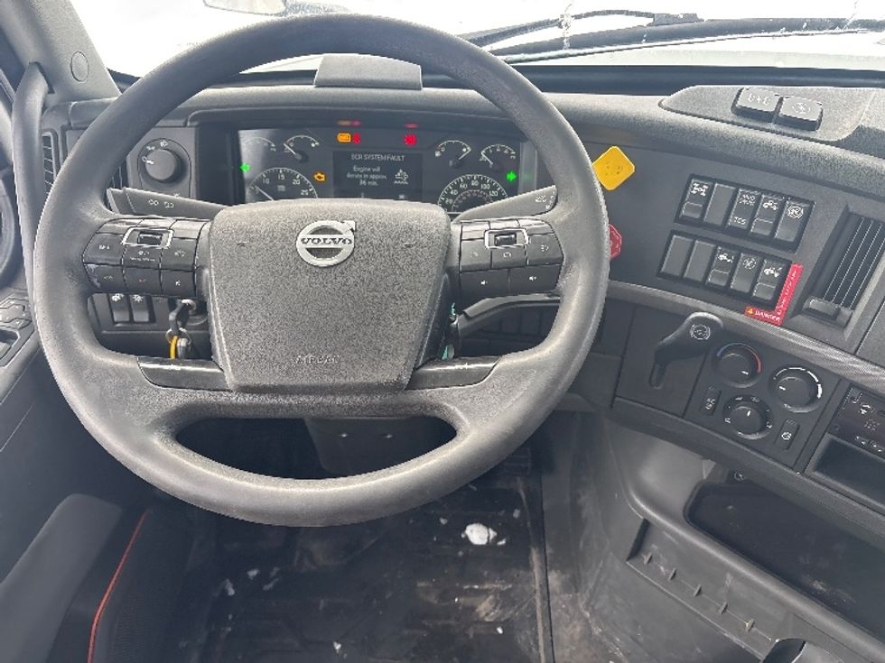 Sleeper Tractor-Heavy Duty Tractors-Volvo-2020-VNL64760-Ottawa-ON-700,779\n\t\tkm-$ 87,500 - Image 11