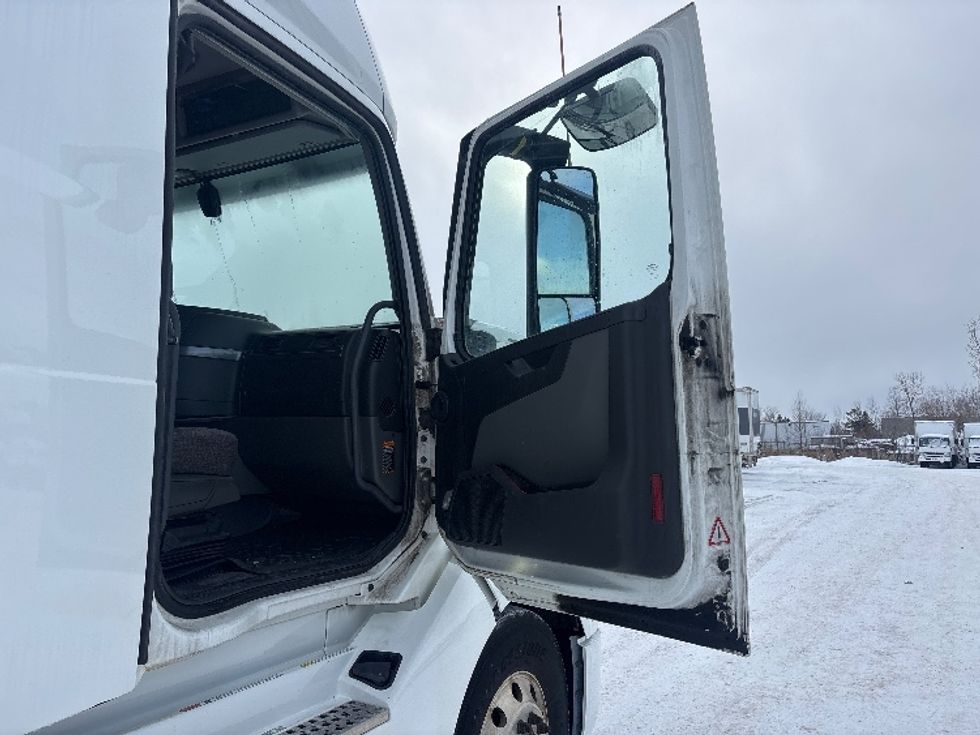 Sleeper Tractor-Heavy Duty Tractors-Volvo-2020-VNL64760-Ottawa-ON-700,779\n\t\tkm-$ 87,500 - Image 13