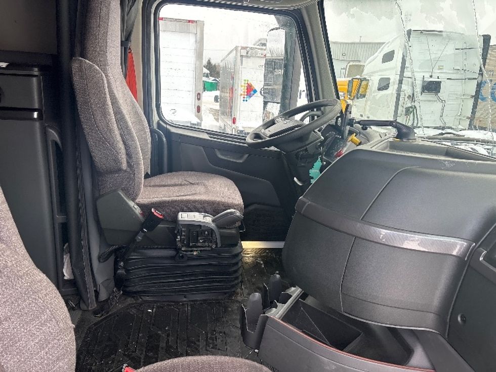 Sleeper Tractor-Heavy Duty Tractors-Volvo-2020-VNL64760-Ottawa-ON-700,779\n\t\tkm-$ 87,500 - Image 15